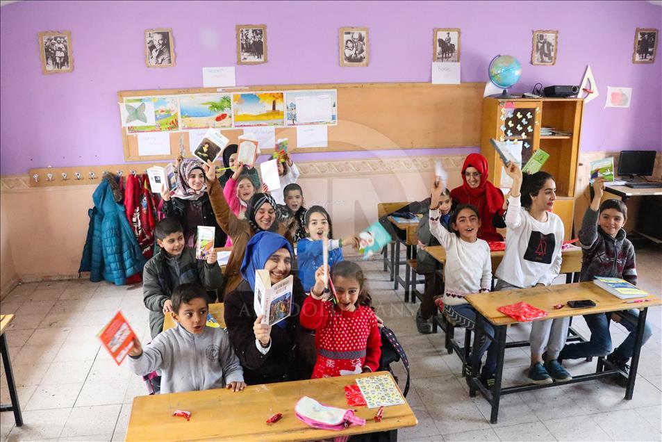 Üniversiteli kızlar köy çocukları için yollarda