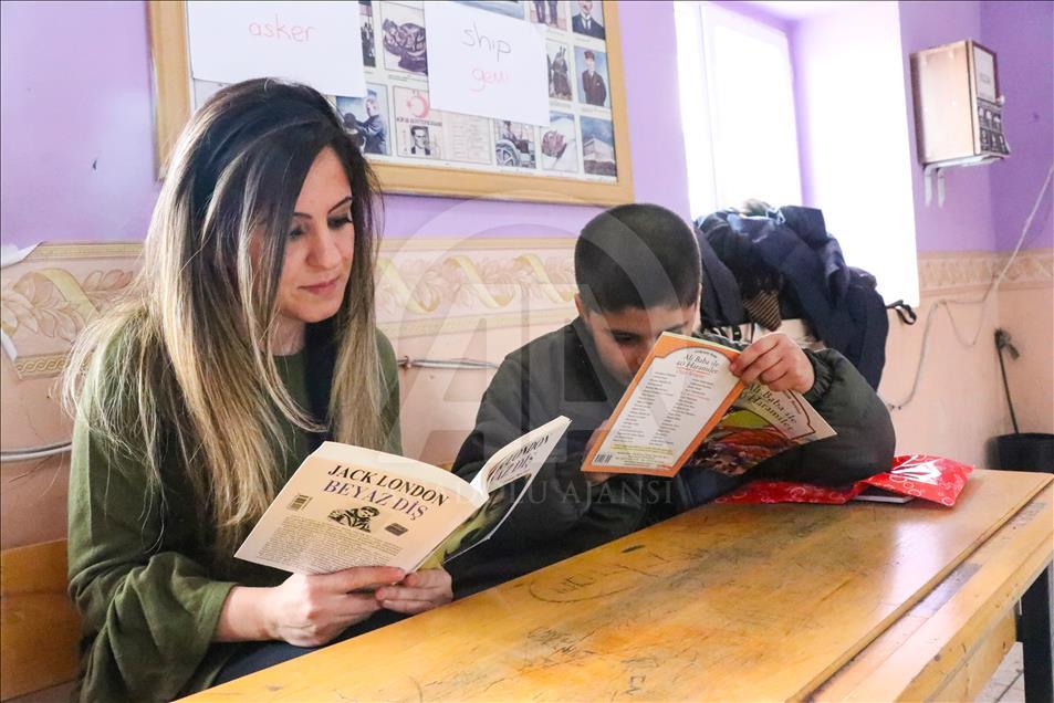 Üniversiteli kızlar köy çocukları için yollarda