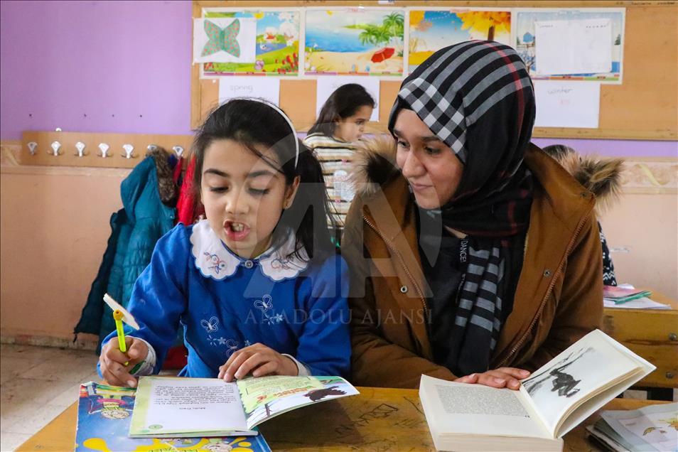 Üniversiteli kızlar köy çocukları için yollarda