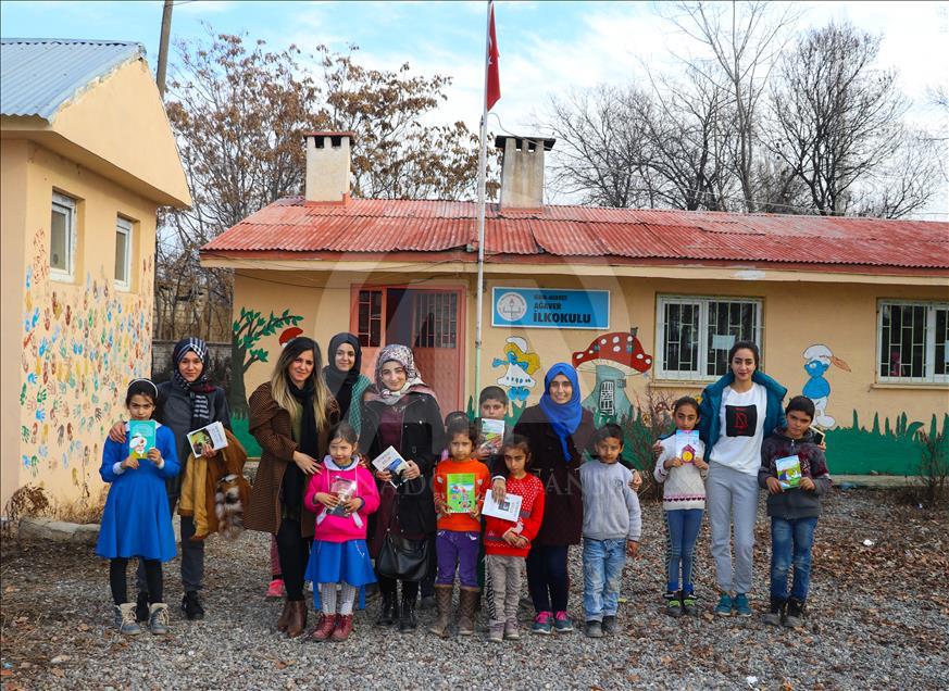 Üniversiteli kızlar köy çocukları için yollarda