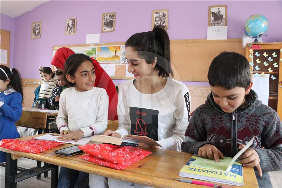Üniversiteli kızlar köy çocukları için yollarda