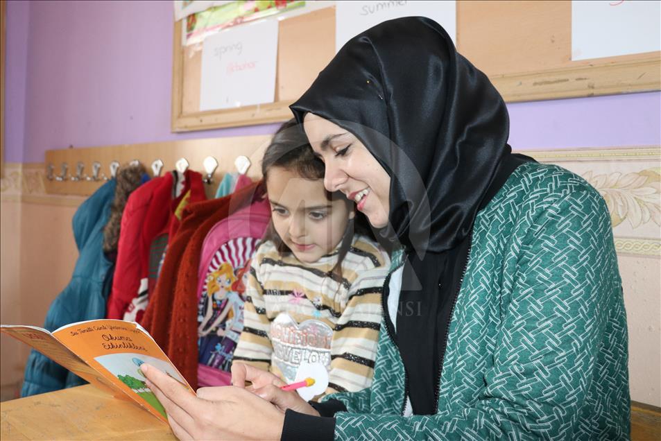 Üniversiteli kızlar köy çocukları için yollarda
