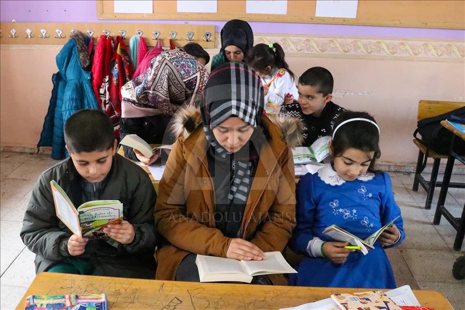 Üniversiteli kızlar köy çocukları için yollarda