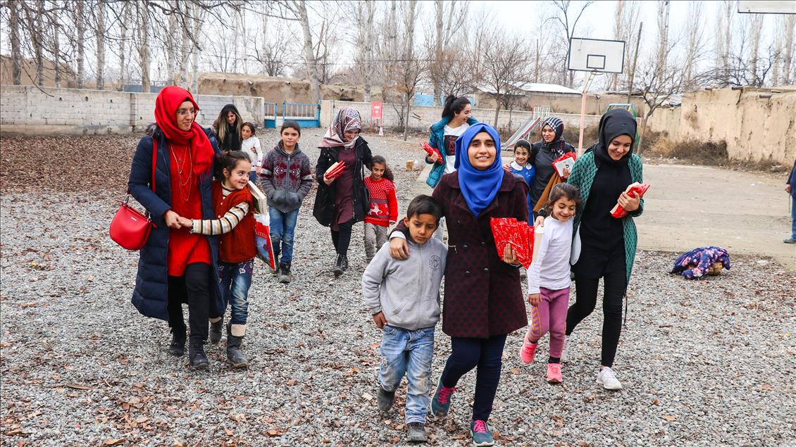 Üniversiteli kızlar köy çocukları için yollarda