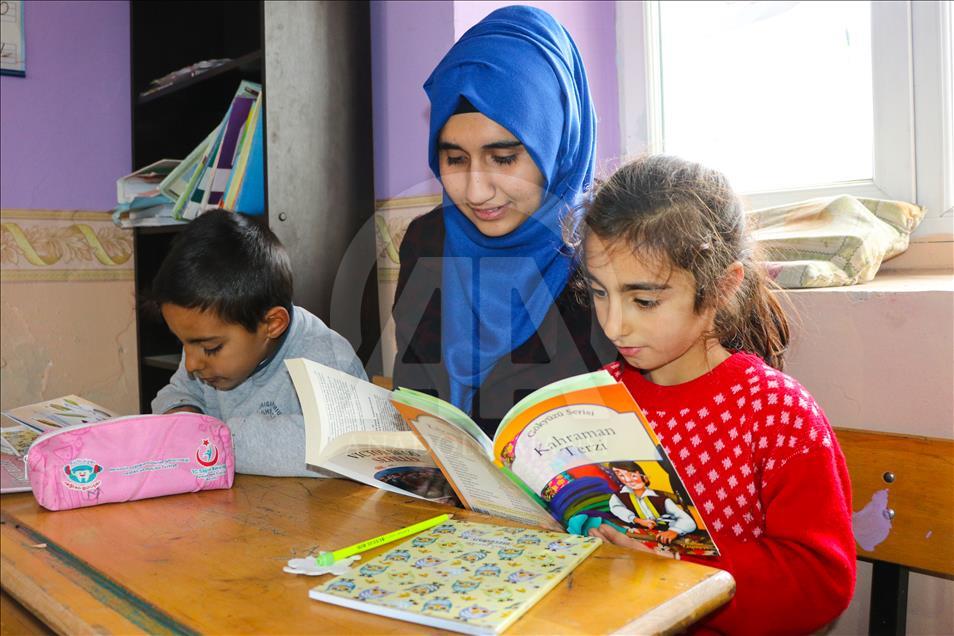 Üniversiteli kızlar köy çocukları için yollarda