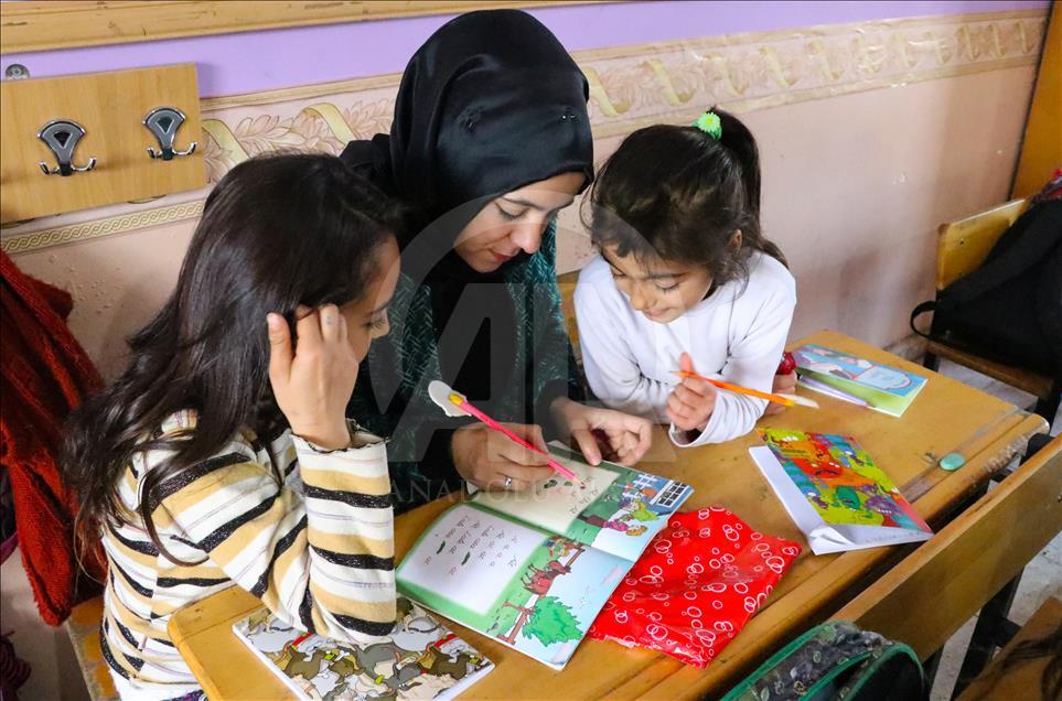 Üniversiteli kızlar köy çocukları için yollarda