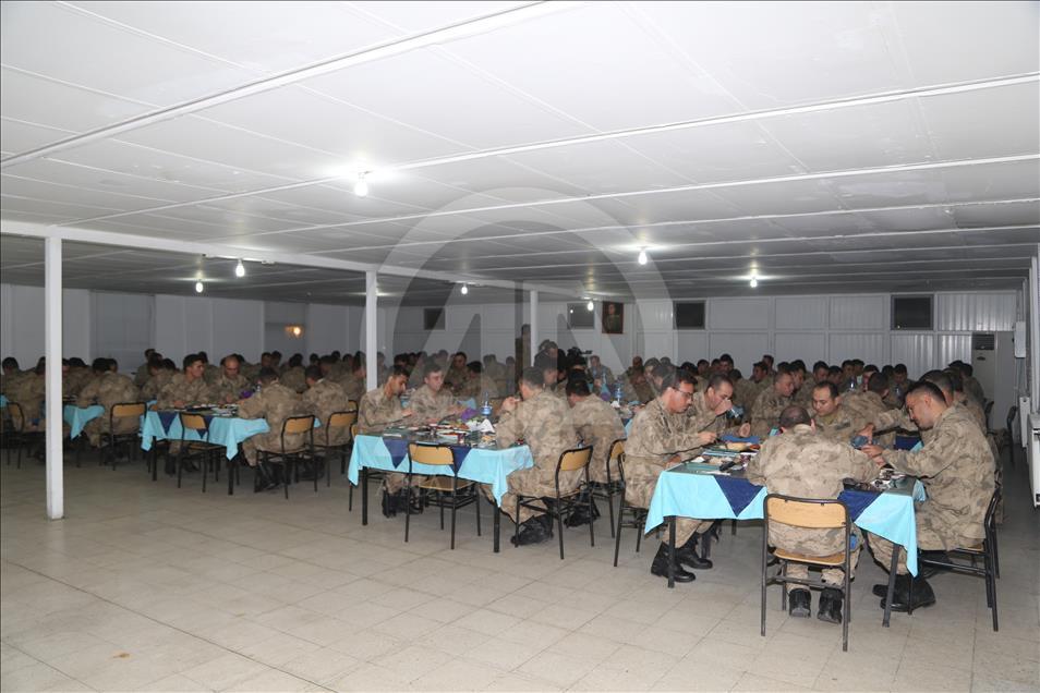 Mehmetçik'e yılın son akşamında "anne yemeği"