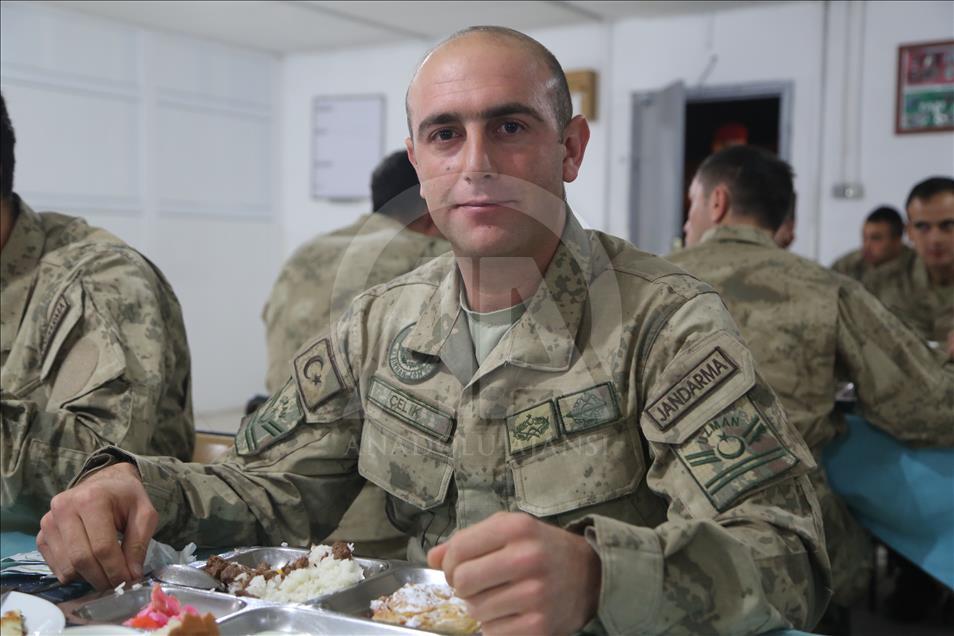 Mehmetçik'e yılın son akşamında "anne yemeği"