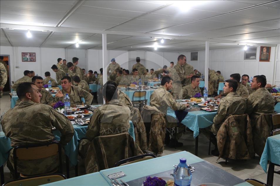 Mehmetçik'e yılın son akşamında "anne yemeği"