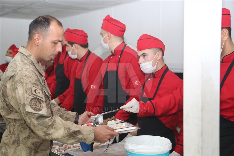 Mehmetçik'e yılın son akşamında "anne yemeği"