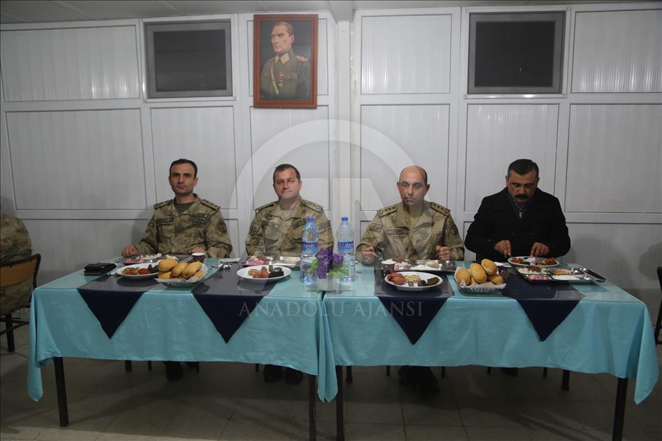 Mehmetçik'e yılın son akşamında "anne yemeği"