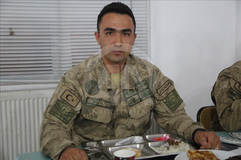 Mehmetçik'e yılın son akşamında "anne yemeği"