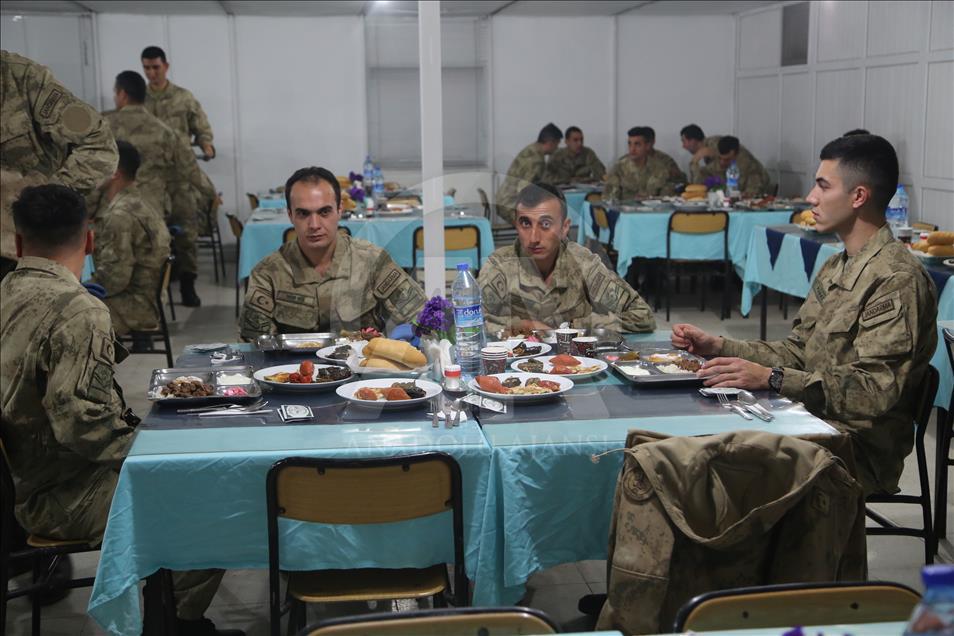 Mehmetçik'e yılın son akşamında "anne yemeği"