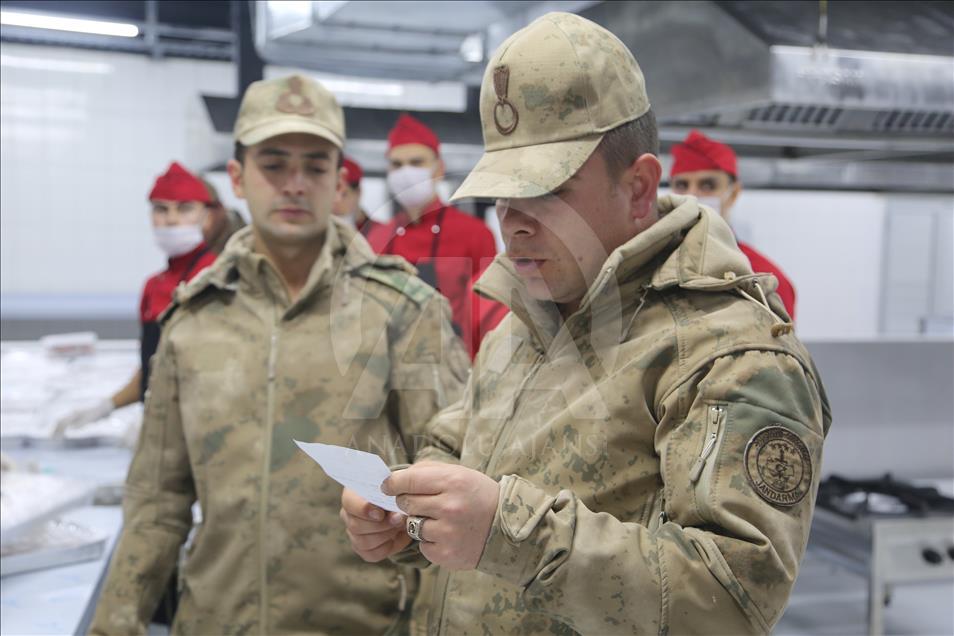 Mehmetçik'e yılın son akşamında "anne yemeği"