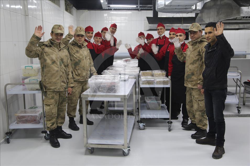 Mehmetçik'e yılın son akşamında "anne yemeği"