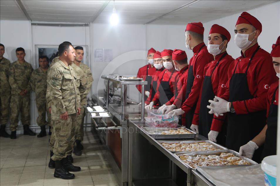 Mehmetçik'e yılın son akşamında "anne yemeği"