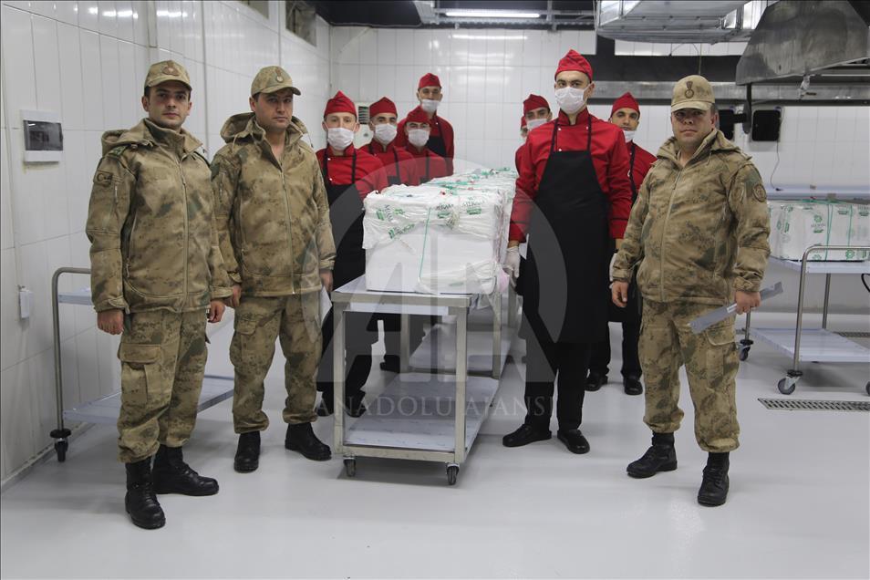 Mehmetçik'e yılın son akşamında "anne yemeği"