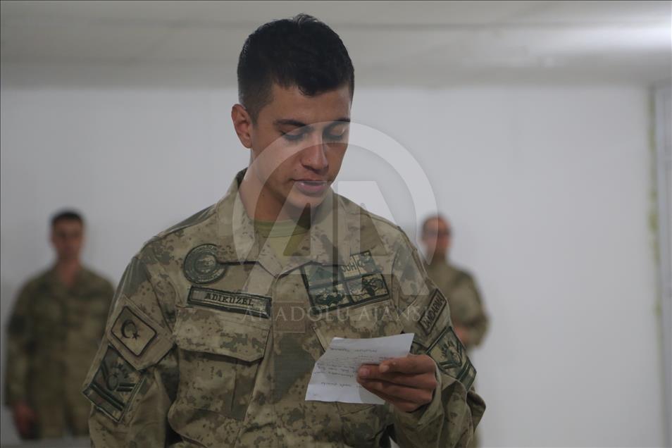 Mehmetçik'e yılın son akşamında "anne yemeği"