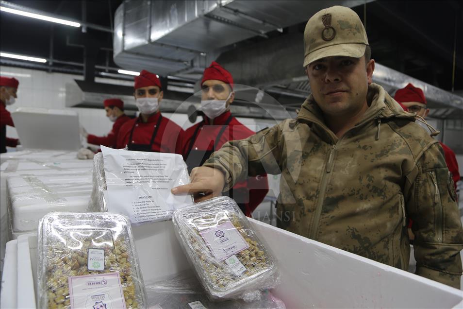 Mehmetçik'e yılın son akşamında "anne yemeği"