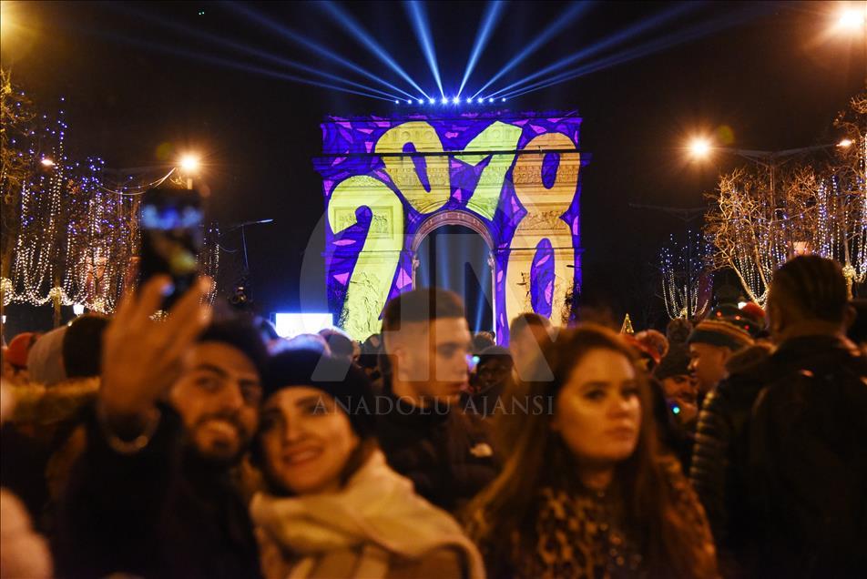 Paris'te yeni yıl kutlamaları