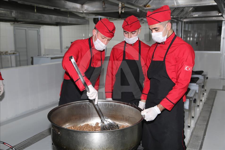Mehmetçik'e yılın son akşamında "anne yemeği"