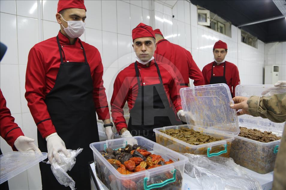 Mehmetçik'e yılın son akşamında "anne yemeği"