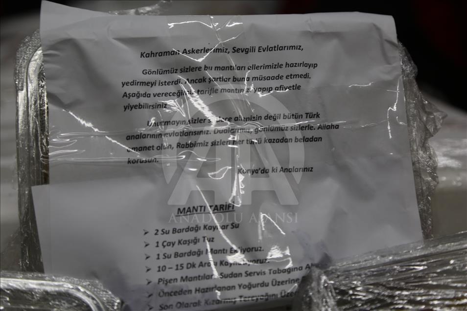 Mehmetçik'e yılın son akşamında "anne yemeği"