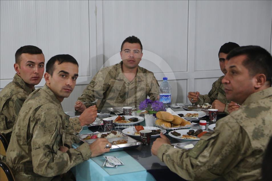 Mehmetçik'e yılın son akşamında "anne yemeği"