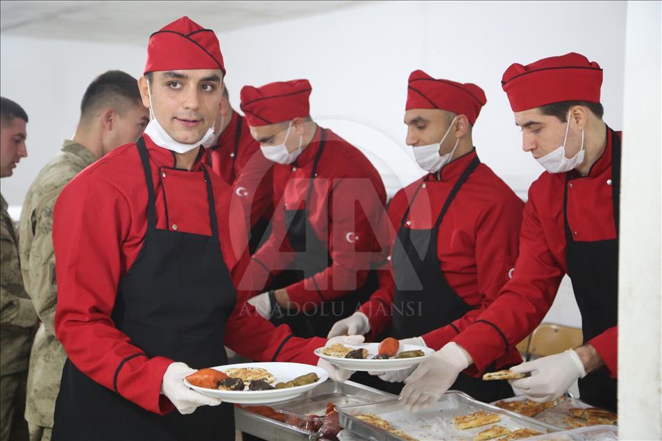 Mehmetçik'e yılın son akşamında "anne yemeği"