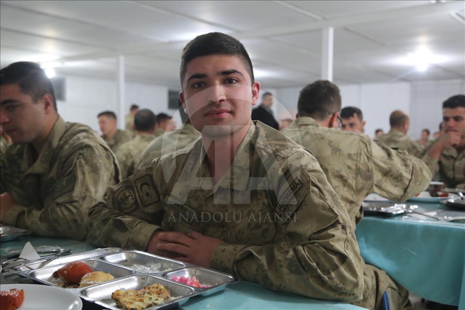 Mehmetçik'e yılın son akşamında "anne yemeği"