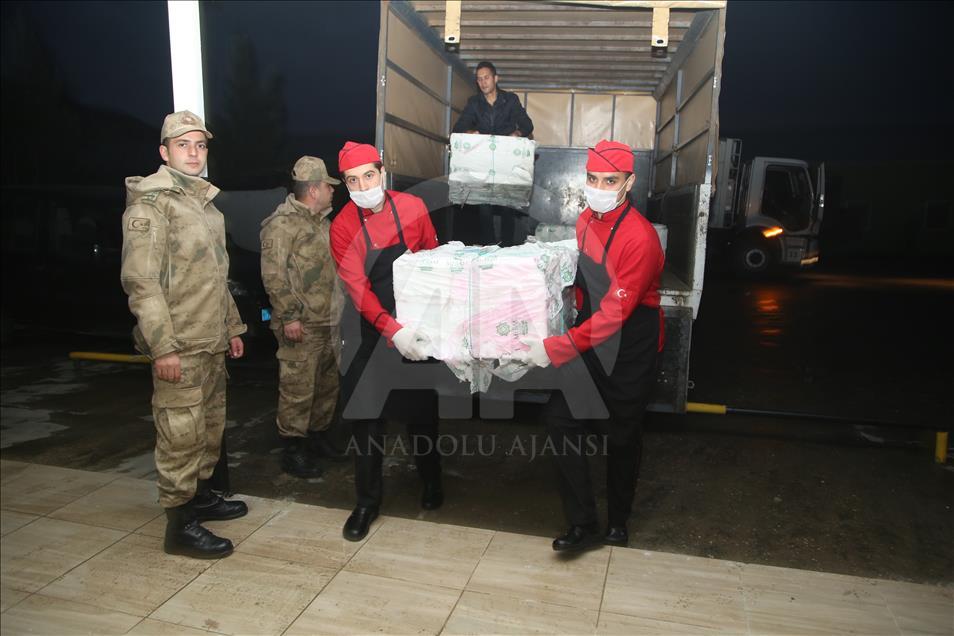 Mehmetçik'e yılın son akşamında "anne yemeği"