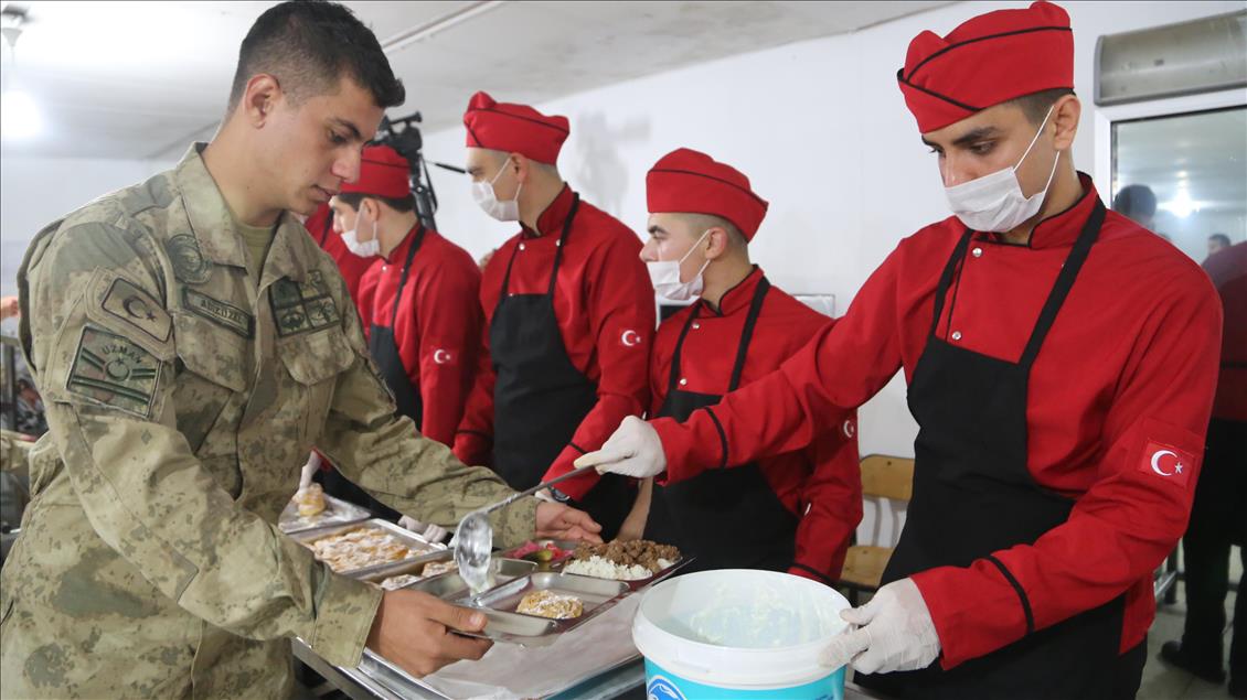 Mehmetçik'e yılın son akşamında "anne yemeği"