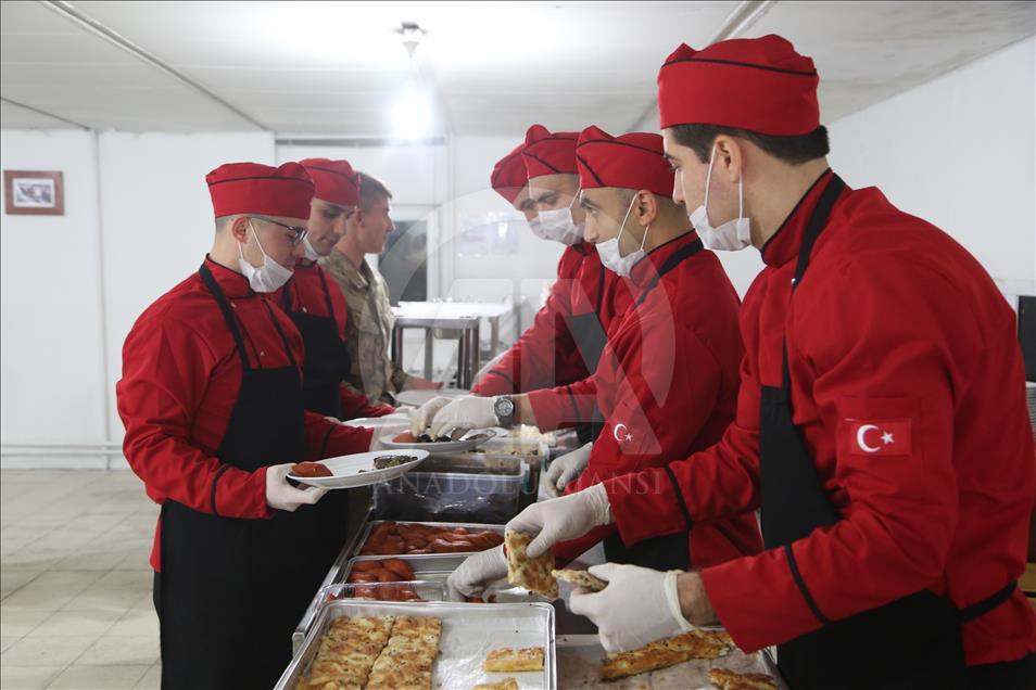 Mehmetçik'e yılın son akşamında "anne yemeği"