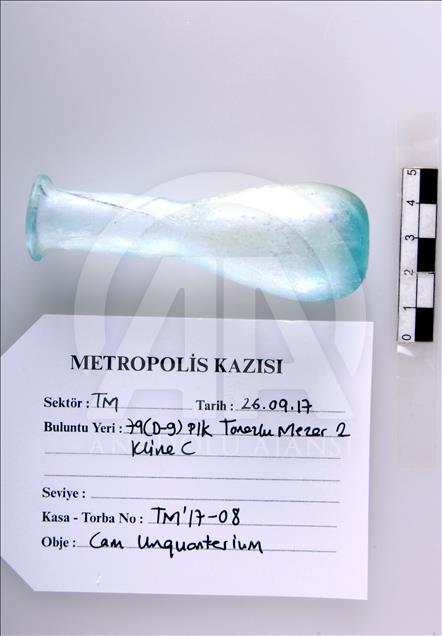 İzmir Metropolis Antik Kent'inde 'oda mezarlar' bulundu