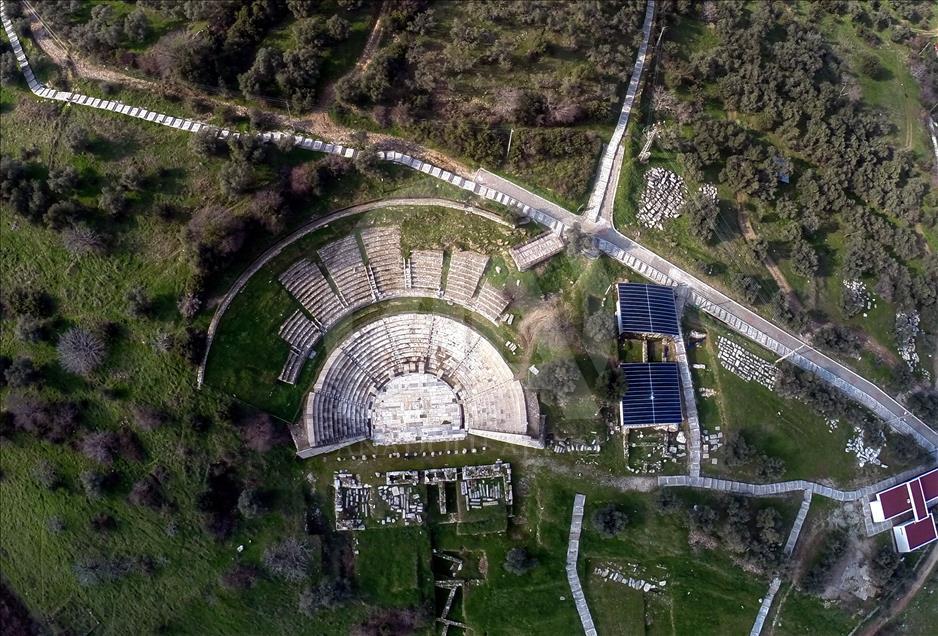 İzmir Metropolis Antik Kent'inde 'oda mezarlar' bulundu