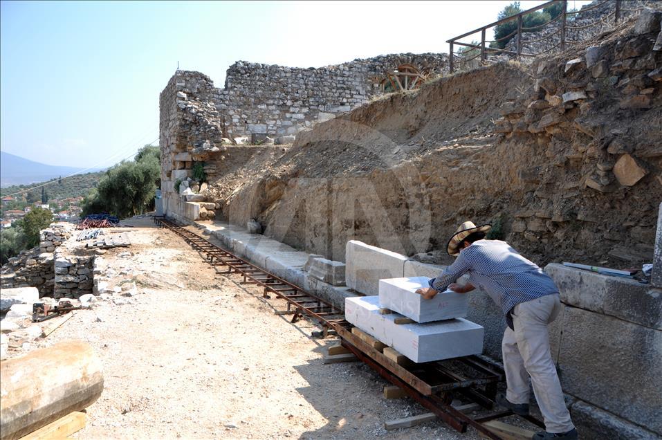 İzmir Metropolis Antik Kent'inde 'oda mezarlar' bulundu