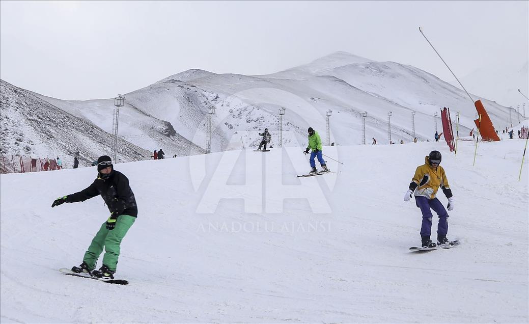 Tourists flock to ski resorts for new year holiday in Turkey
