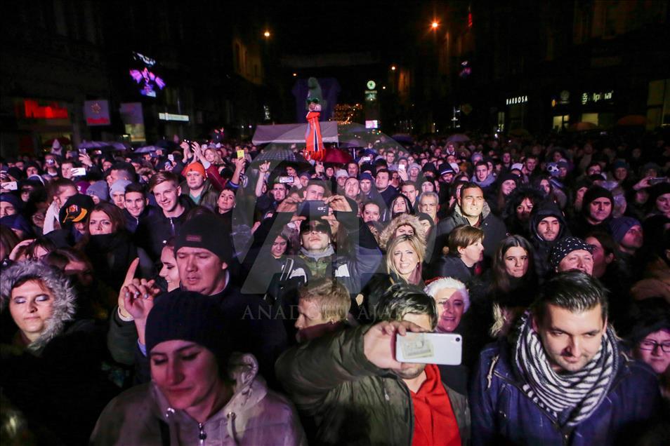 Sarajevo: Koncert Crvene jabuke ispred Vječne vatre