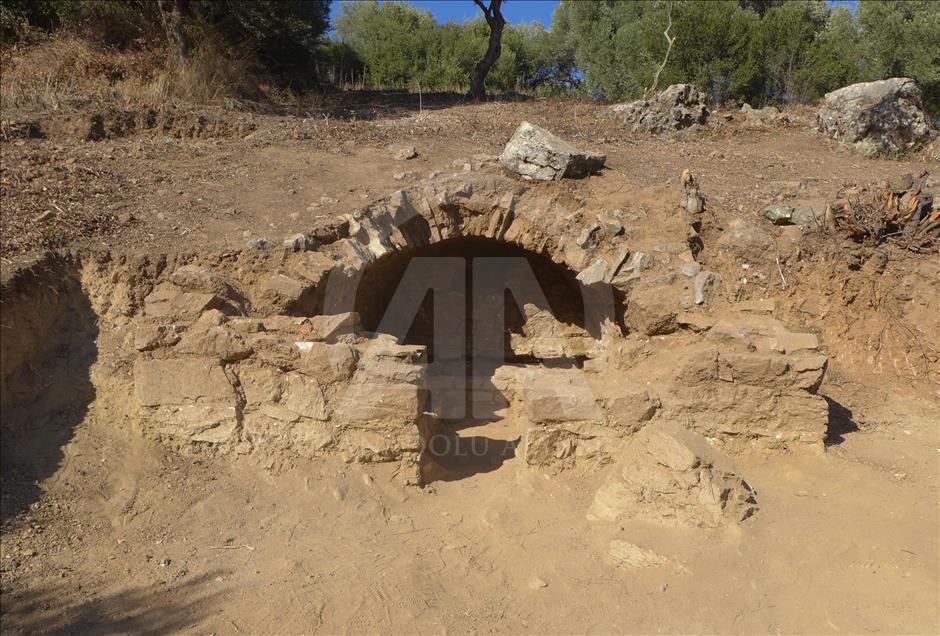 İzmir Metropolis Antik Kent'inde 'oda mezarlar' bulundu