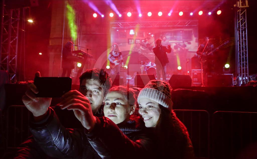 Sarajevo: Koncert Crvene jabuke ispred Vječne vatre