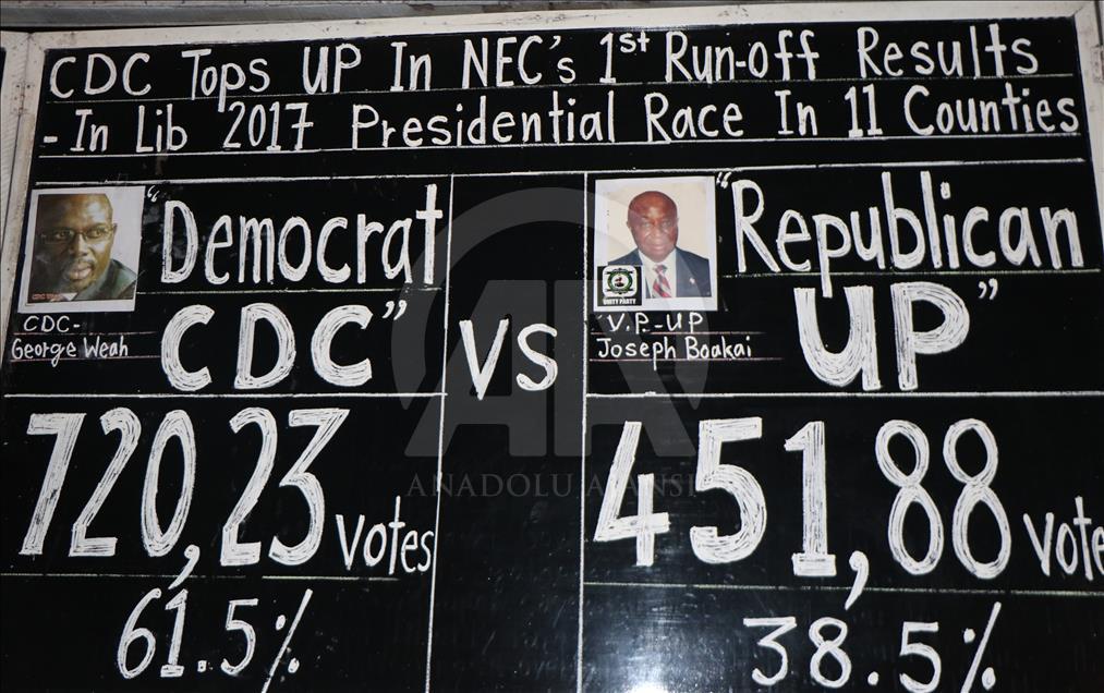 مردم لیبریا از 17 سال پیش اخبار را از روی یک تخته سیاه می خوانند
