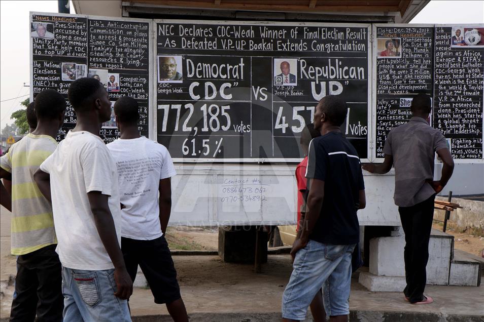 مردم لیبریا از 17 سال پیش اخبار را از روی یک تخته سیاه می خوانند
