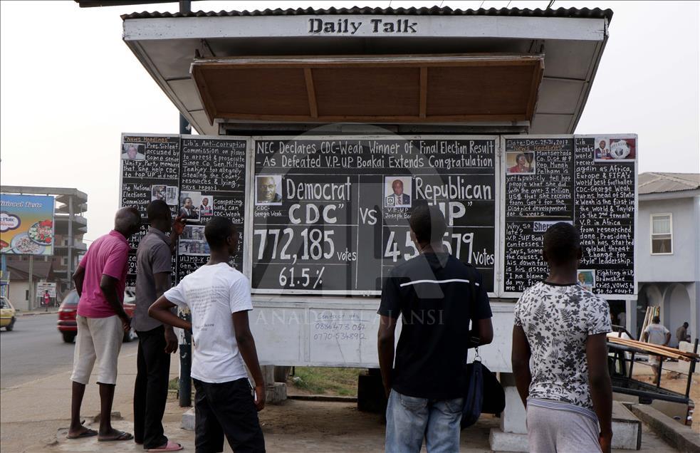 مردم لیبریا از 17 سال پیش اخبار را از روی یک تخته سیاه می خوانند
