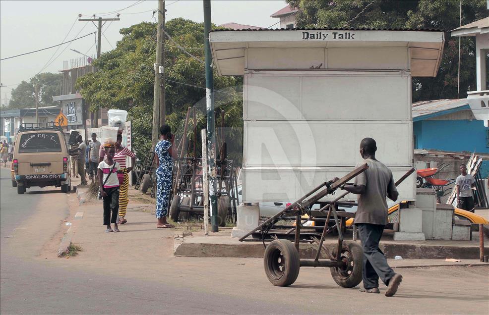 مردم لیبریا از 17 سال پیش اخبار را از روی یک تخته سیاه می خوانند
