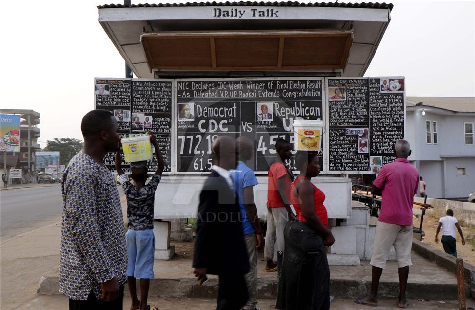 Liberians read news on Blackboards