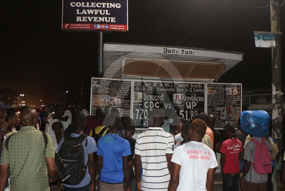 مردم لیبریا از 17 سال پیش اخبار را از روی یک تخته سیاه می خوانند
