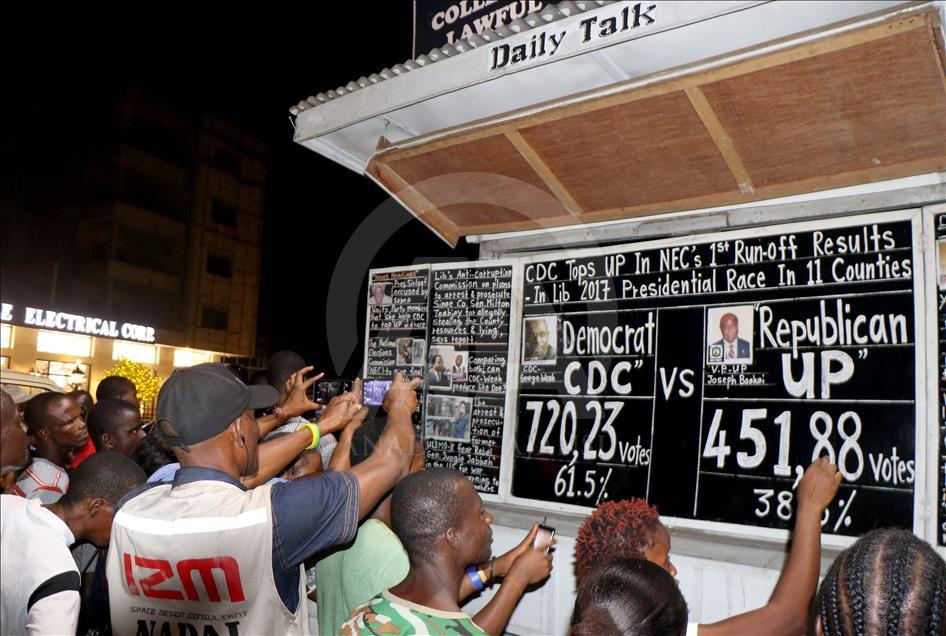 مردم لیبریا از 17 سال پیش اخبار را از روی یک تخته سیاه می خوانند
