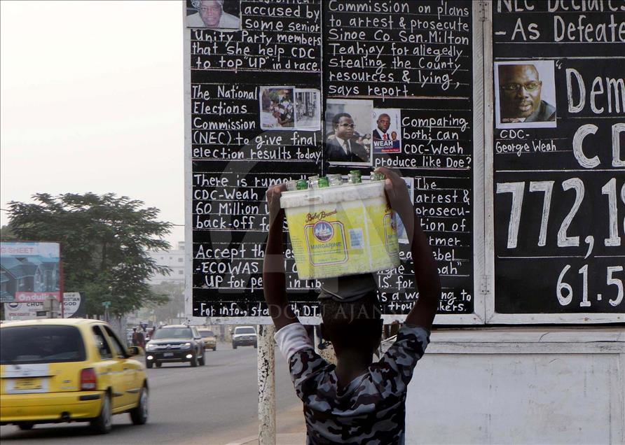 مردم لیبریا از 17 سال پیش اخبار را از روی یک تخته سیاه می خوانند
