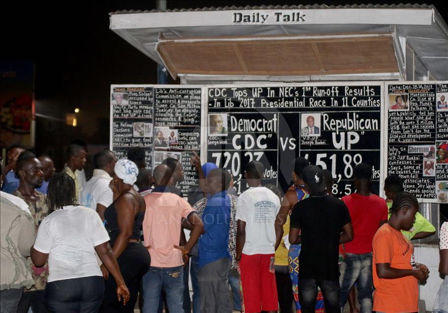 مردم لیبریا از 17 سال پیش اخبار را از روی یک تخته سیاه می خوانند
