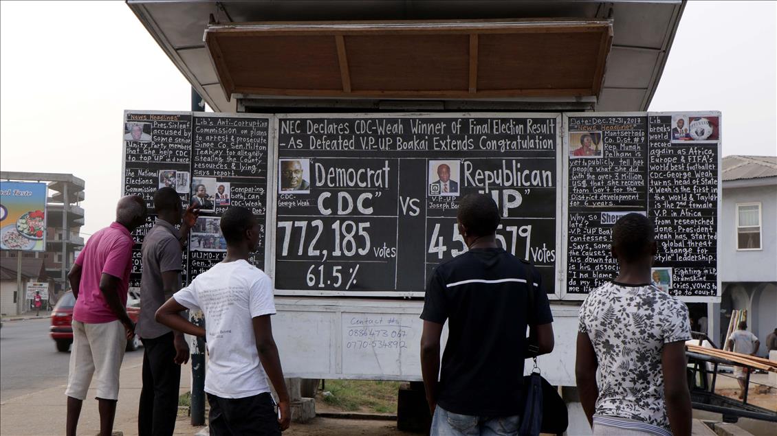 Liberians read news on Blackboards